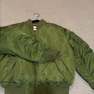 Aritzia TNA Brea Bomber Olive Green Full Zip Pockets Oversized Insulated Size XS